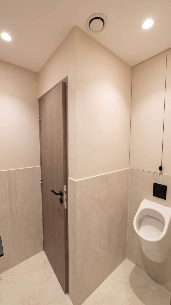 Conception et rénovation de salles de bain modernes.