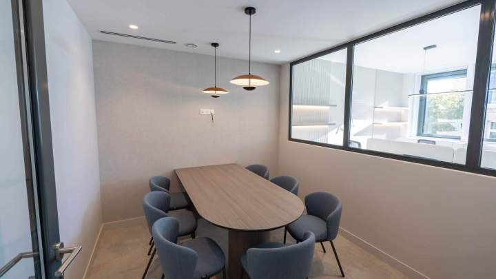 Installation et remplacement de fenêtres sur mesure.